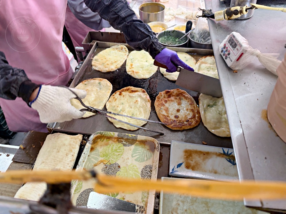 已經開45年了超大酥脆蛋餅老店,飯糰、豆漿也都是招牌,太晚來會賣完 @趙先生吃飯 已經開45年了超大酥脆蛋餅老店,飯糰、豆漿也都是招牌,太晚來會賣完 @趙先生吃飯