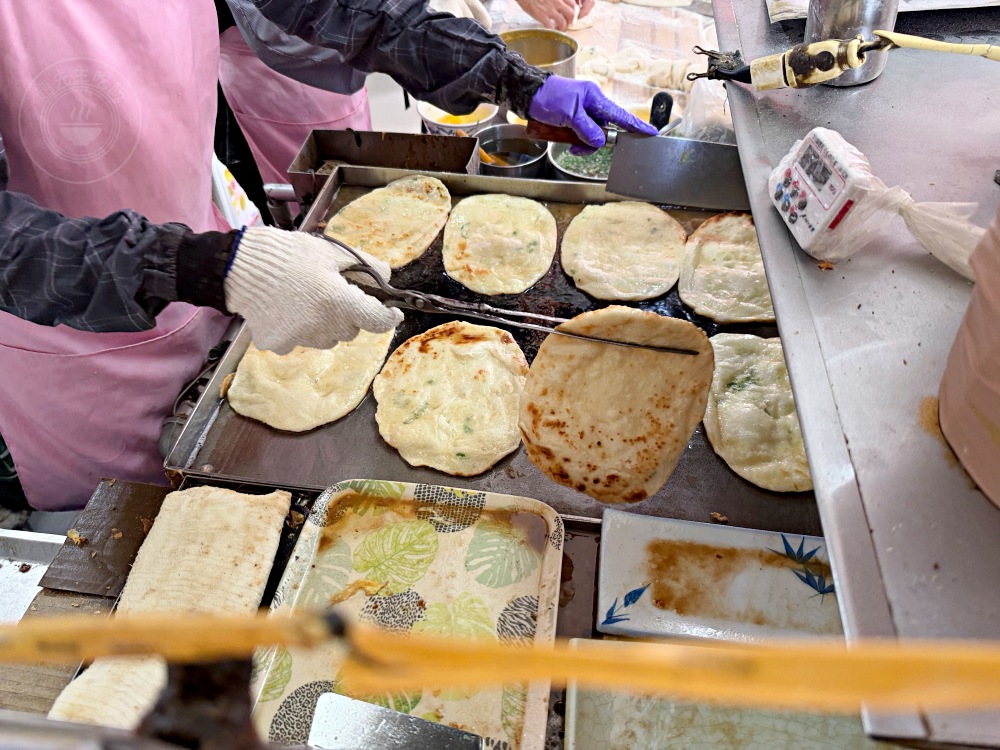 已經開45年了超大酥脆蛋餅老店,飯糰、豆漿也都是招牌,太晚來會賣完 @趙先生吃飯 已經開45年了超大酥脆蛋餅老店,飯糰、豆漿也都是招牌,太晚來會賣完 @趙先生吃飯