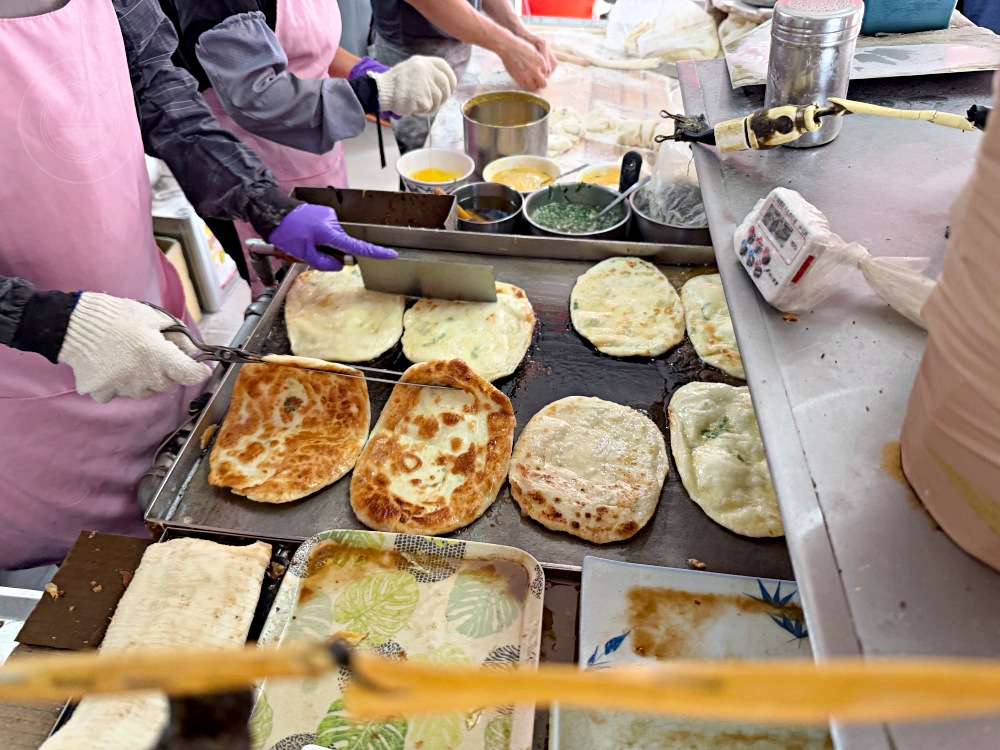 已經開45年了超大酥脆蛋餅老店，飯糰、豆漿也都是招牌，太晚來會賣完 @趙先生吃飯