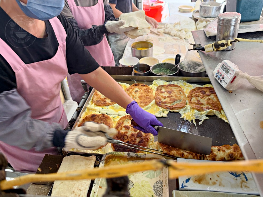 已經開45年了超大酥脆蛋餅老店,飯糰、豆漿也都是招牌,太晚來會賣完 @趙先生吃飯 已經開45年了超大酥脆蛋餅老店,飯糰、豆漿也都是招牌,太晚來會賣完 @趙先生吃飯