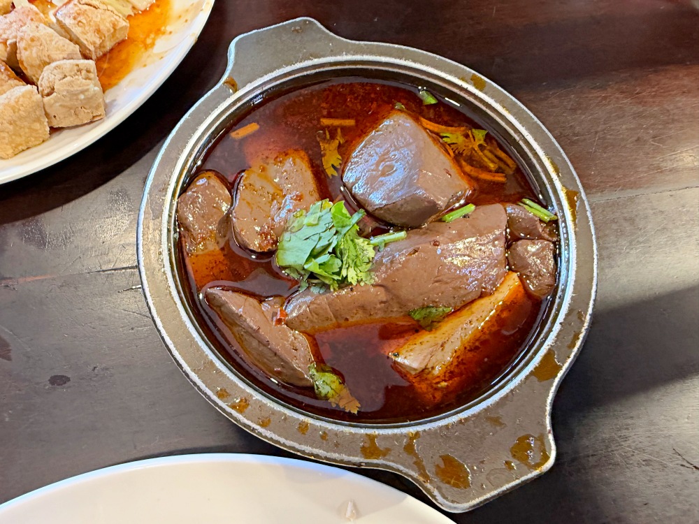 朋友說，這家老街臭豆腐、鴨血、放山雞太好吃，他可以吃三碗白飯！ @趙先生吃飯