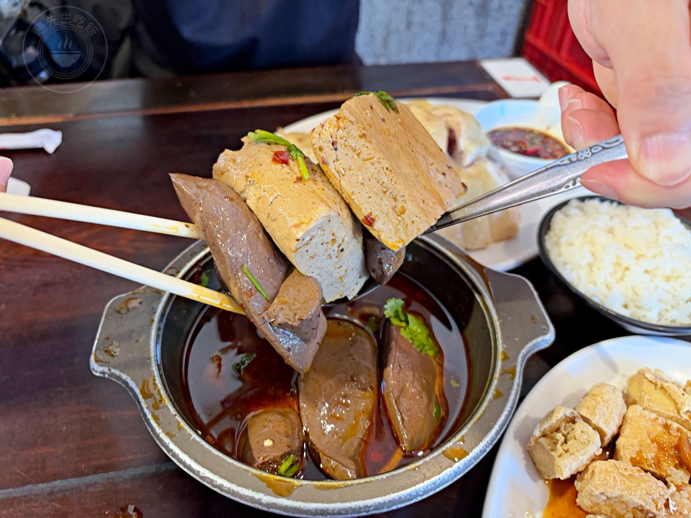 朋友說，這家老街臭豆腐、鴨血、放山雞太好吃，他可以吃三碗白飯！ @趙先生吃飯
