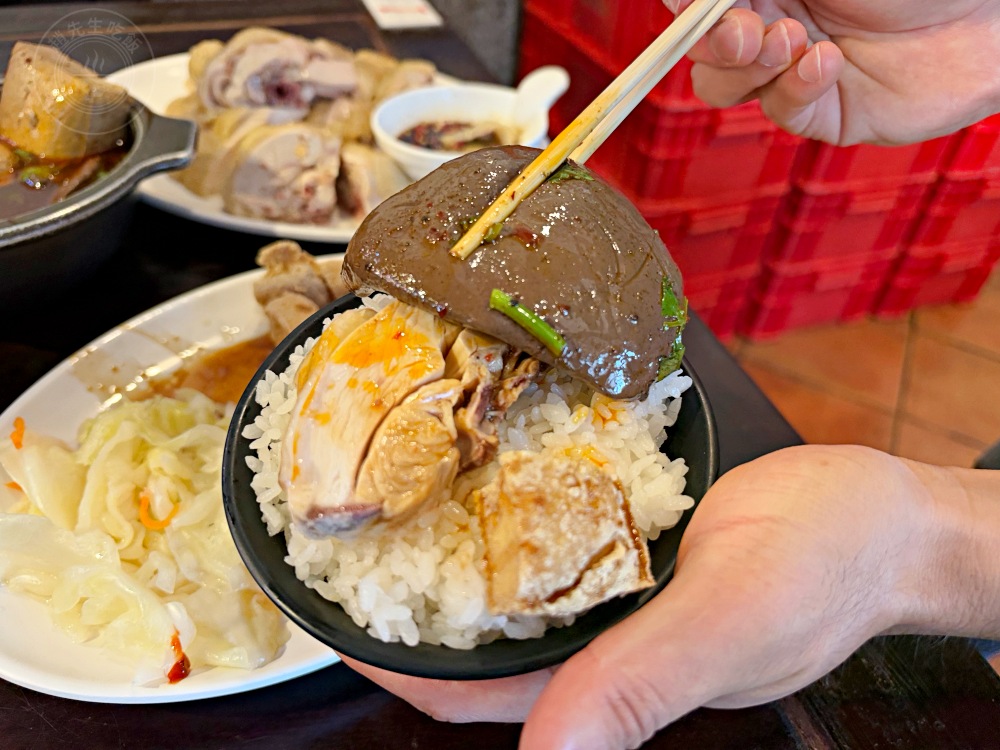 朋友說，這家老街臭豆腐、鴨血、放山雞太好吃，他可以吃三碗白飯！ @趙先生吃飯