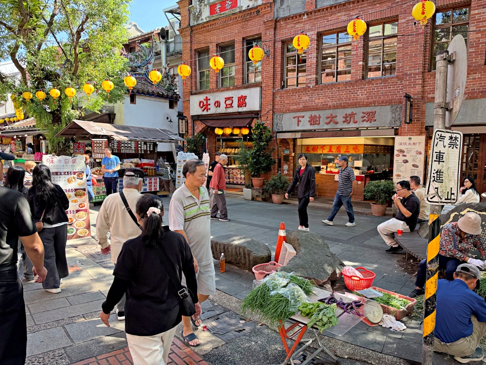 朋友說,這家老街臭豆腐、鴨血、放山雞太好吃,他可以吃三碗白飯! @趙先生吃飯 朋友說,這家老街臭豆腐、鴨血、放山雞太好吃,他可以吃三碗白飯! @趙先生吃飯
