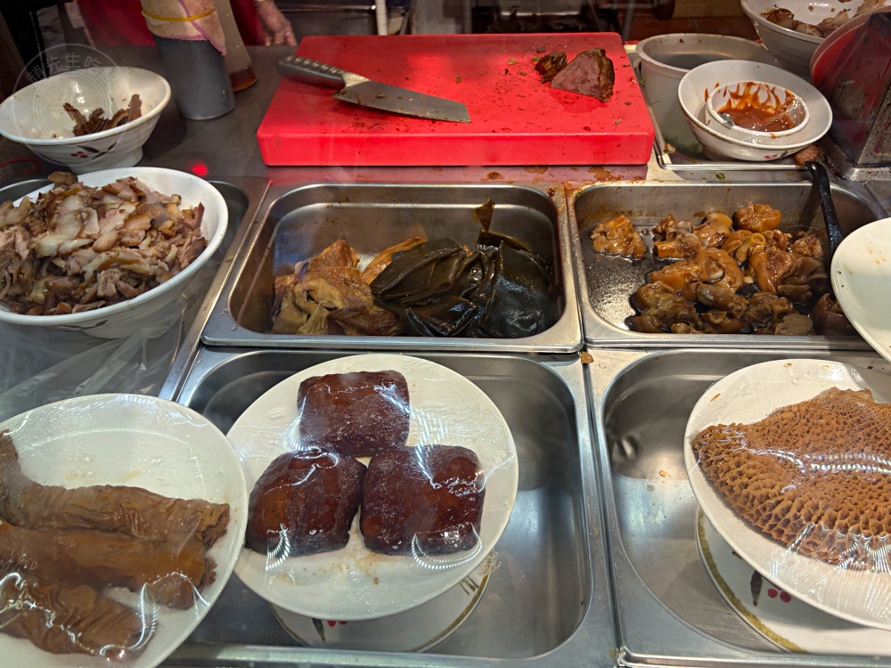 荒郊野外的排骨店，很多人說是黑店，但排骨、雞腿飯超巨大又好吃！ @趙先生吃飯