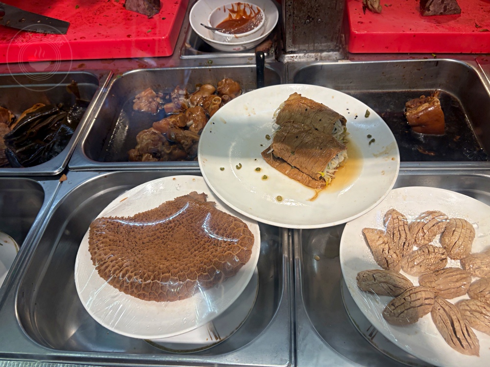 荒郊野外的排骨店，很多人說是黑店，但排骨、雞腿飯超巨大又好吃！ @趙先生吃飯