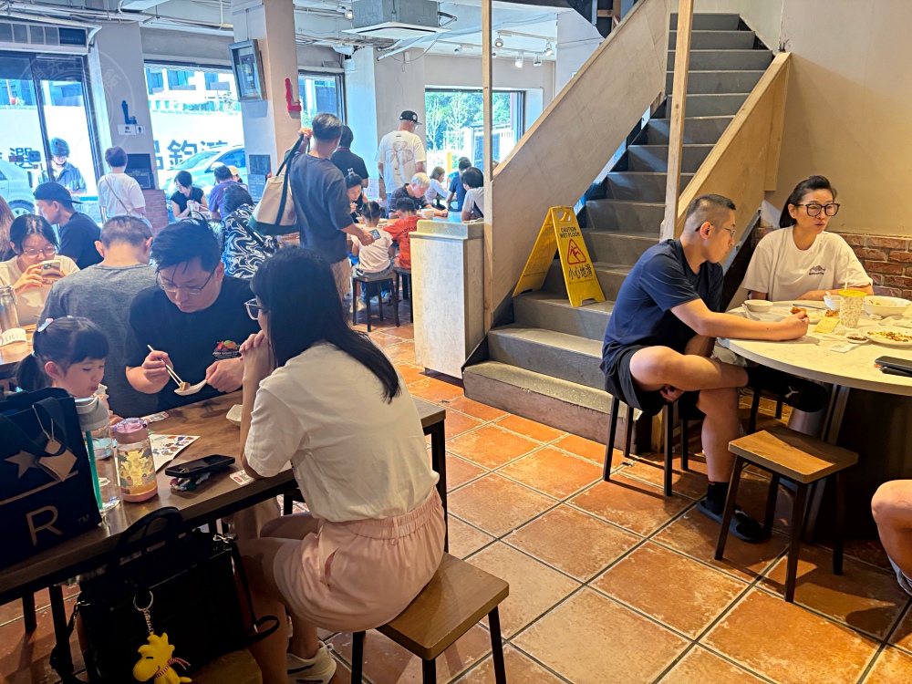 荒郊野外的排骨店，很多人說是黑店，但排骨、雞腿飯超巨大又好吃！ @趙先生吃飯