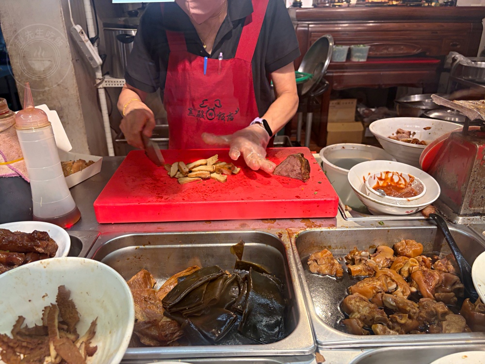 荒郊野外的排骨店，很多人說是黑店，但排骨、雞腿飯超巨大又好吃！ @趙先生吃飯