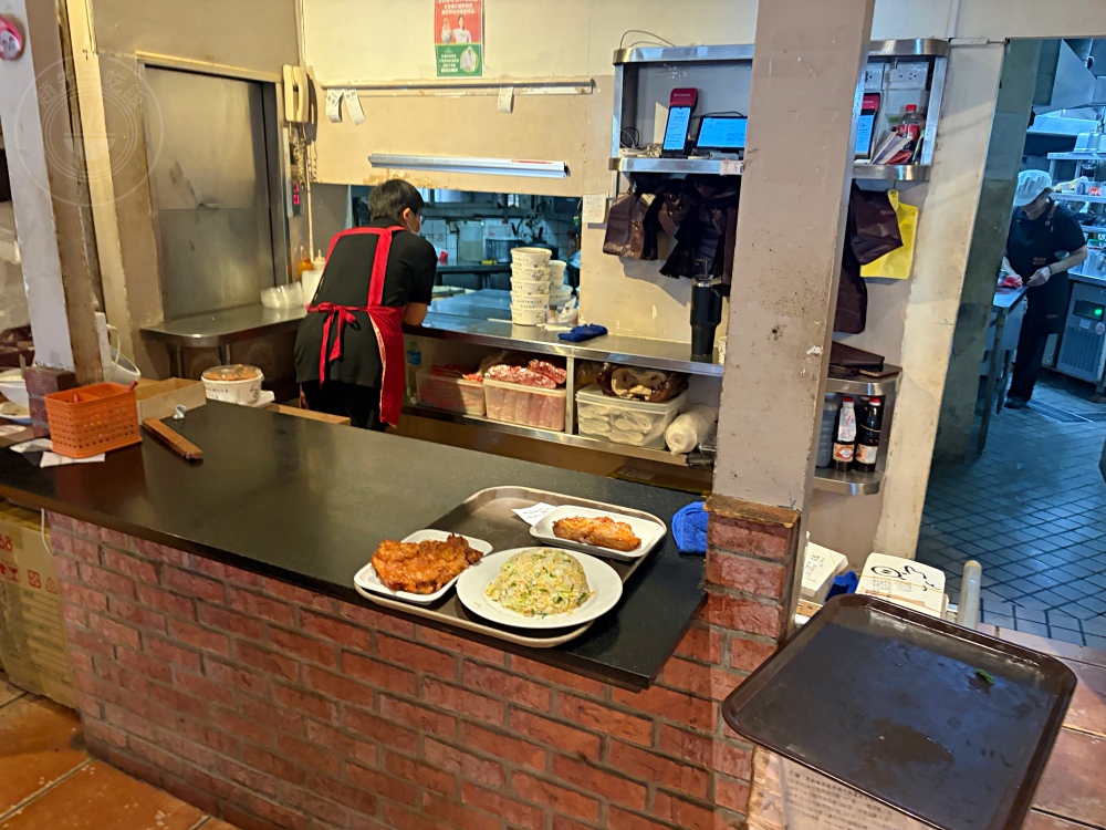 荒郊野外的排骨店，很多人說是黑店，但排骨、雞腿飯超巨大又好吃！ @趙先生吃飯