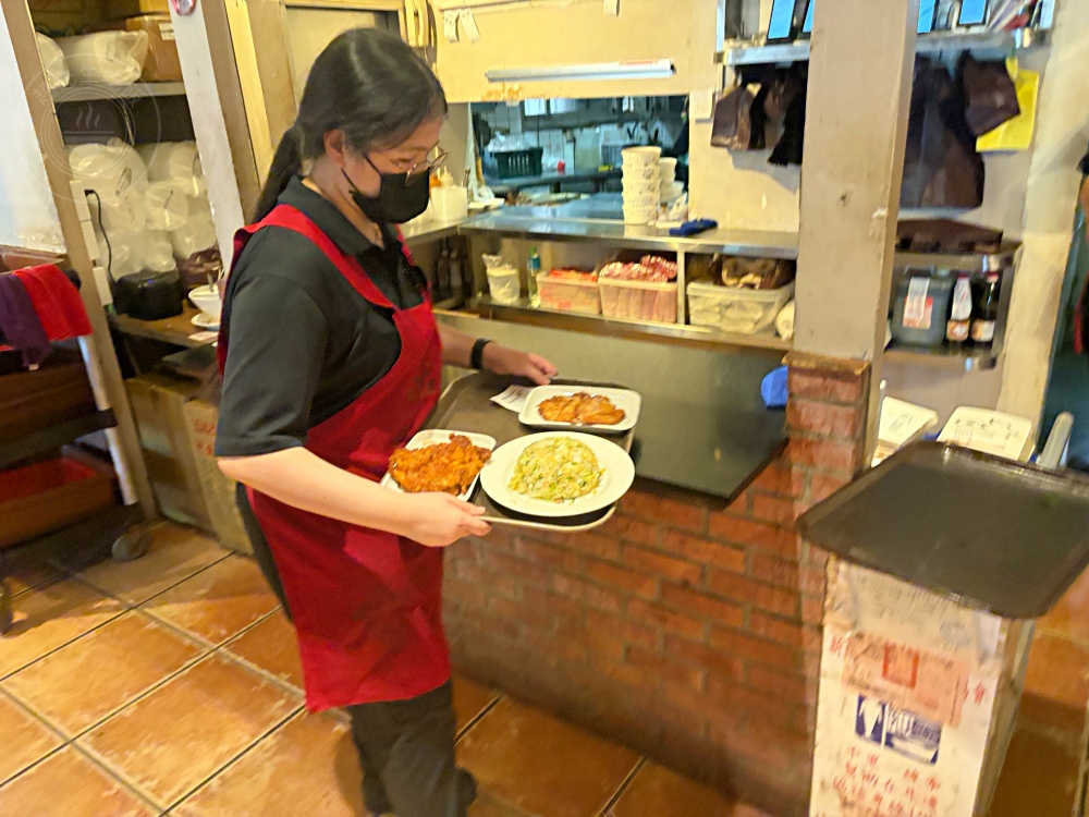 荒郊野外的排骨店，很多人說是黑店，但排骨、雞腿飯超巨大又好吃！ @趙先生吃飯