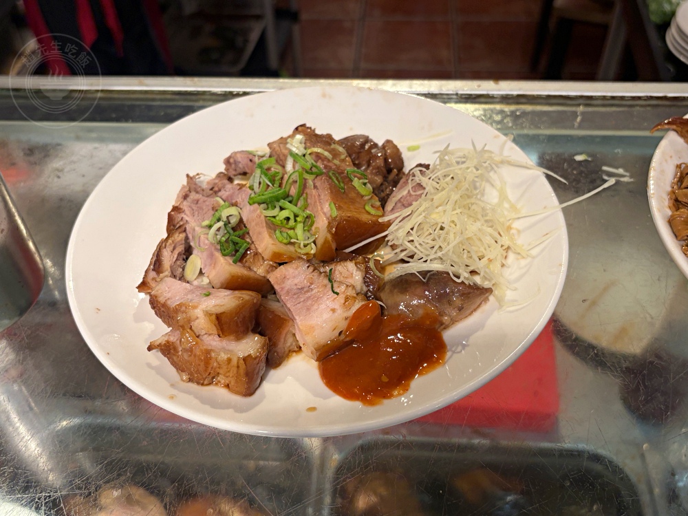 荒郊野外的排骨店，很多人說是黑店，但排骨、雞腿飯超巨大又好吃！ @趙先生吃飯