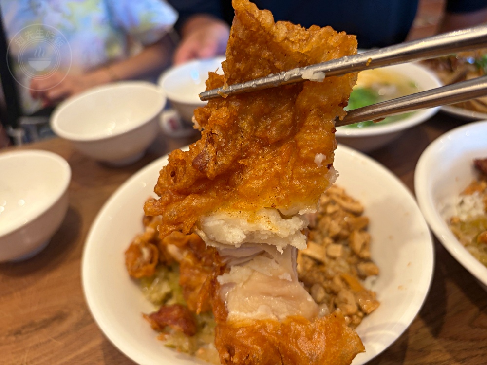 荒郊野外的排骨店，很多人說是黑店，但排骨、雞腿飯超巨大又好吃！ @趙先生吃飯