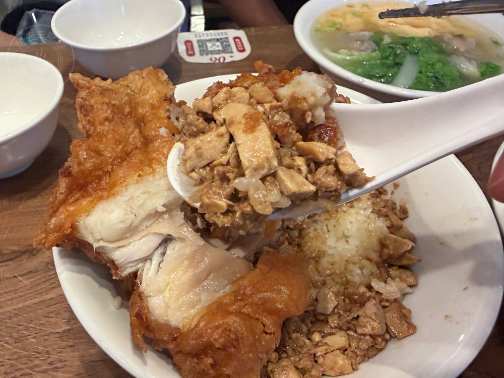荒郊野外的排骨店，很多人說是黑店，但排骨、雞腿飯超巨大又好吃！ @趙先生吃飯
