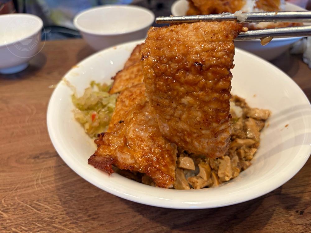 荒郊野外的排骨店，很多人說是黑店，但排骨、雞腿飯超巨大又好吃！ @趙先生吃飯