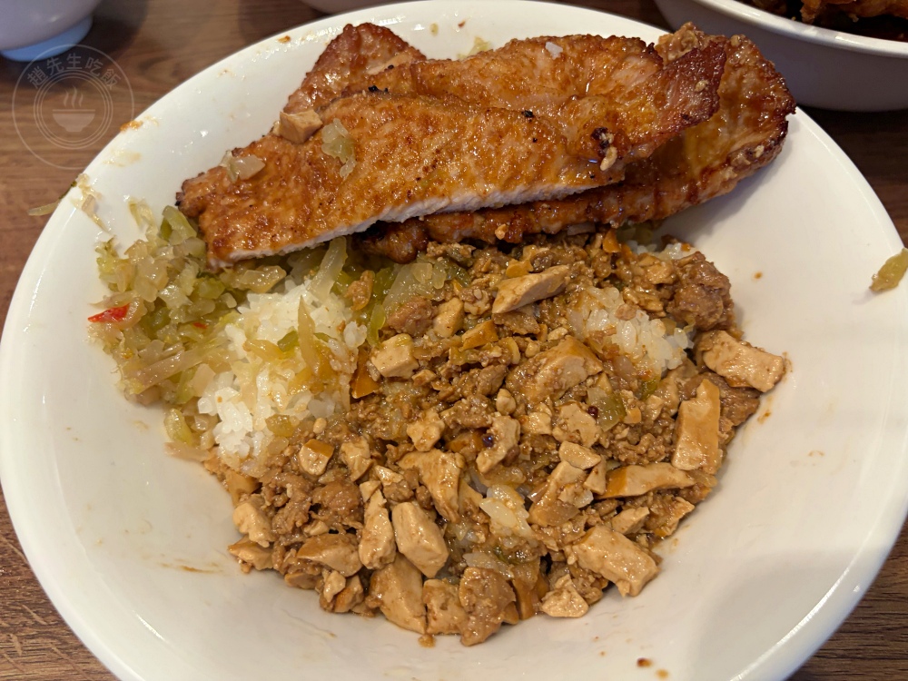 荒郊野外的排骨店，很多人說是黑店，但排骨、雞腿飯超巨大又好吃！ @趙先生吃飯