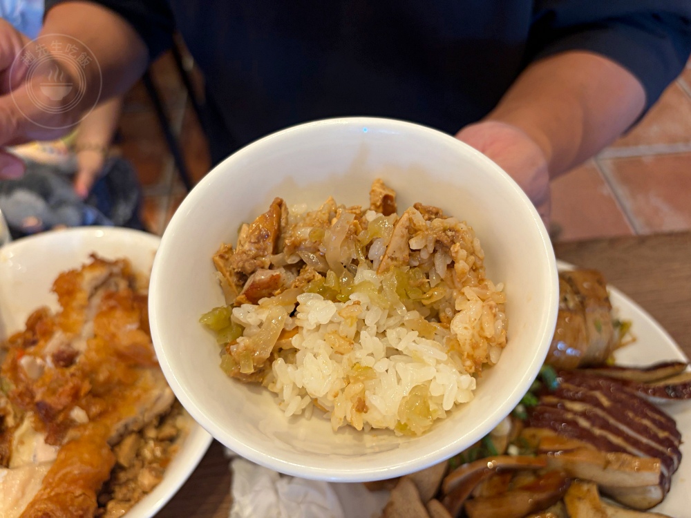 荒郊野外的排骨店，很多人說是黑店，但排骨、雞腿飯超巨大又好吃！ @趙先生吃飯