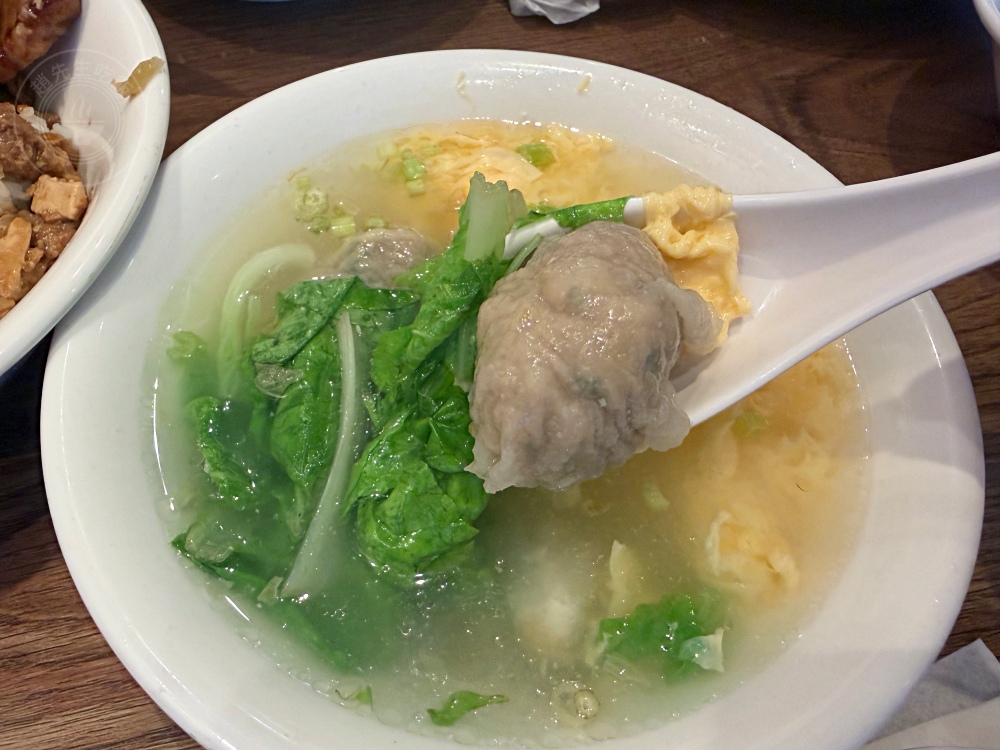 荒郊野外的排骨店，很多人說是黑店，但排骨、雞腿飯超巨大又好吃！ @趙先生吃飯