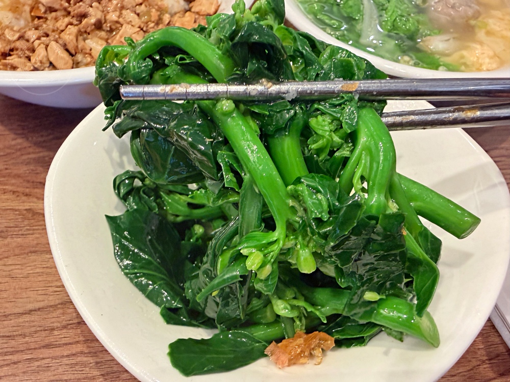 荒郊野外的排骨店，很多人說是黑店，但排骨、雞腿飯超巨大又好吃！ @趙先生吃飯