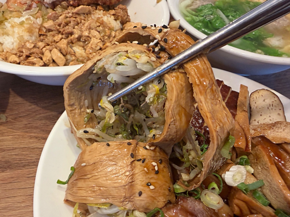荒郊野外的排骨店，很多人說是黑店，但排骨、雞腿飯超巨大又好吃！ @趙先生吃飯