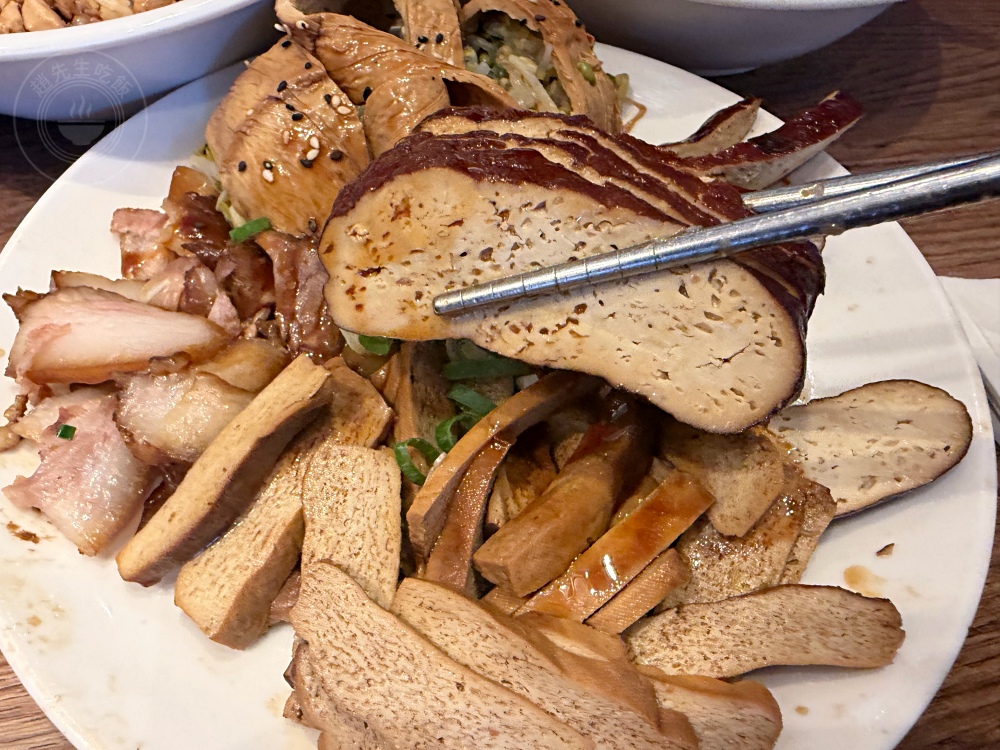 荒郊野外的排骨店，很多人說是黑店，但排骨、雞腿飯超巨大又好吃！ @趙先生吃飯