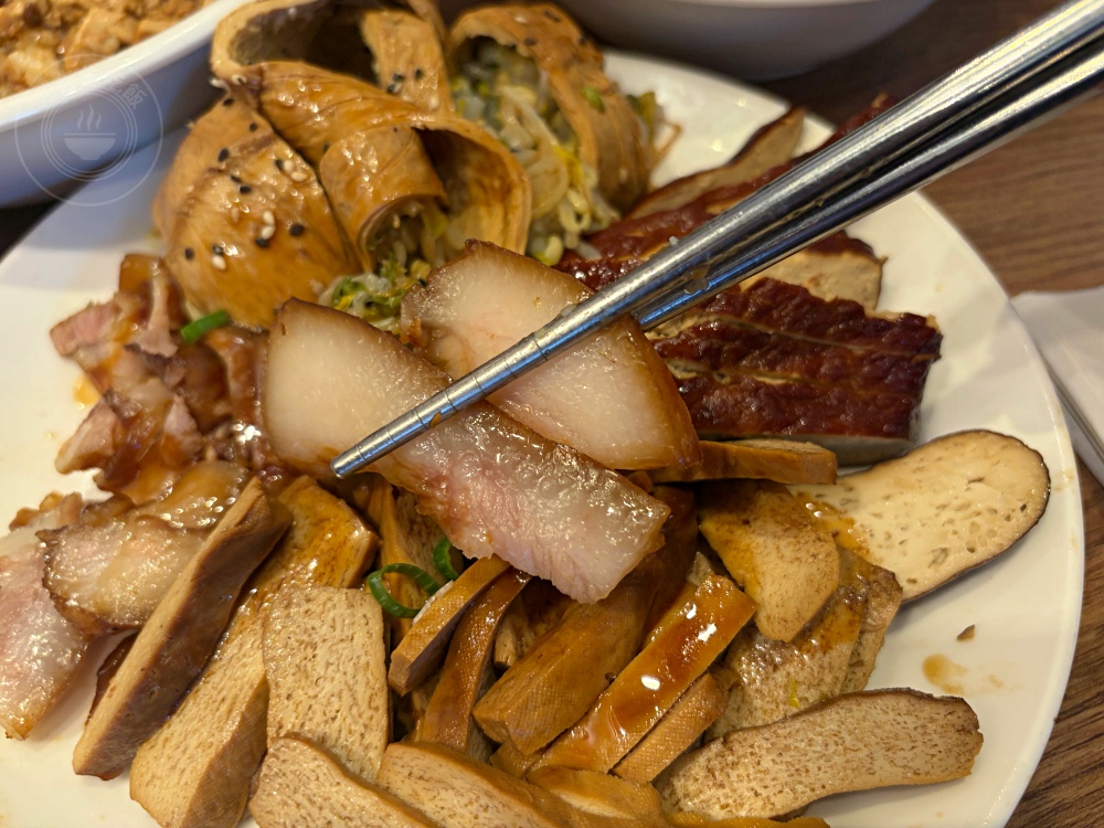 荒郊野外的排骨店，很多人說是黑店，但排骨、雞腿飯超巨大又好吃！ @趙先生吃飯