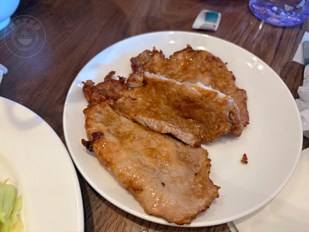 荒郊野外的排骨店，很多人說是黑店，但排骨、雞腿飯超巨大又好吃！ @趙先生吃飯