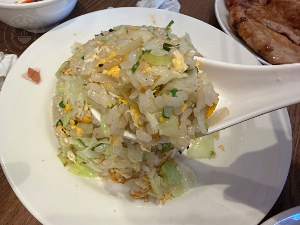 荒郊野外的排骨店，很多人說是黑店，但排骨、雞腿飯超巨大又好吃！ @趙先生吃飯