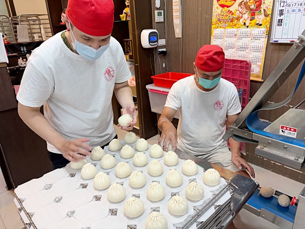 老闆說常被罵，說料太多出貨太慢，饅頭包子在地名店，吃過都超愛！ @趙先生吃飯