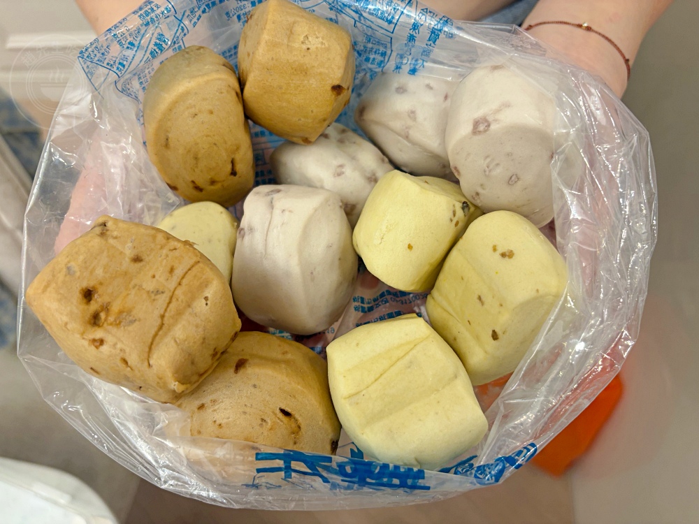 老闆說常被罵，說料太多出貨太慢，饅頭包子在地名店，吃過都超愛！ @趙先生吃飯