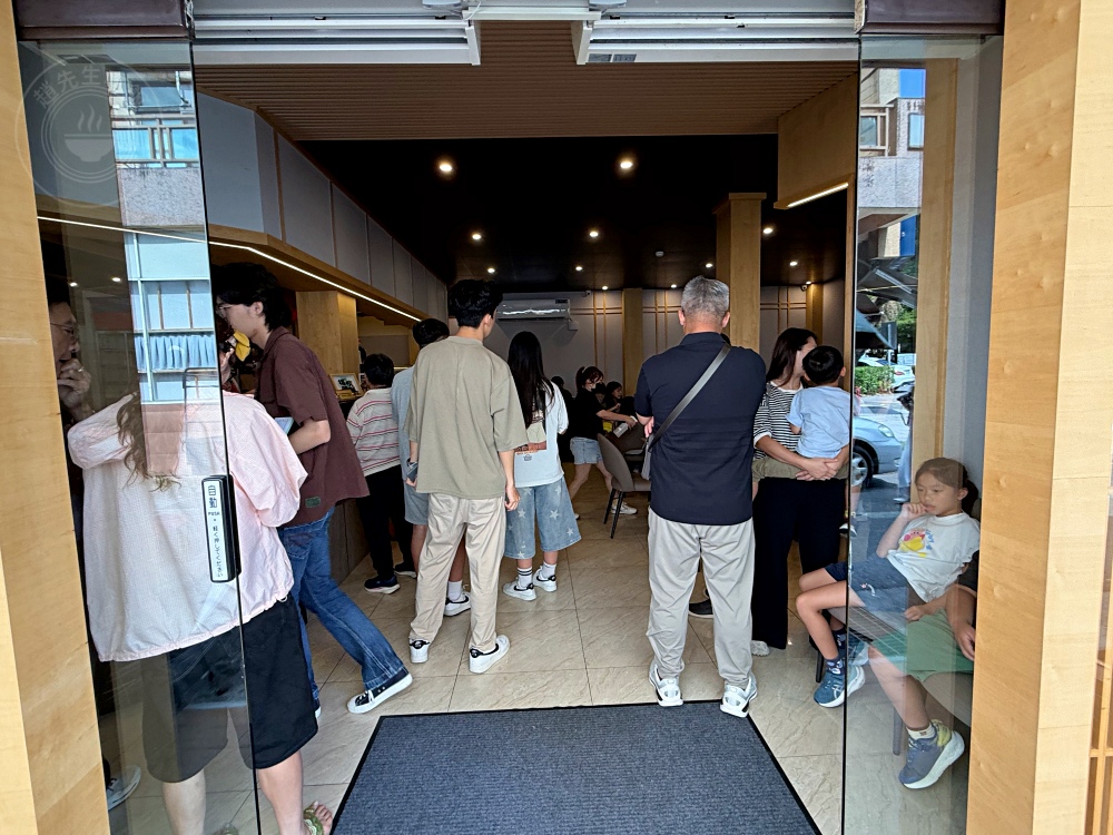 便宜大碗生魚片丼飯，大家點滿一大桌，生魚片、握壽司、鰻魚是招牌！ @趙先生吃飯