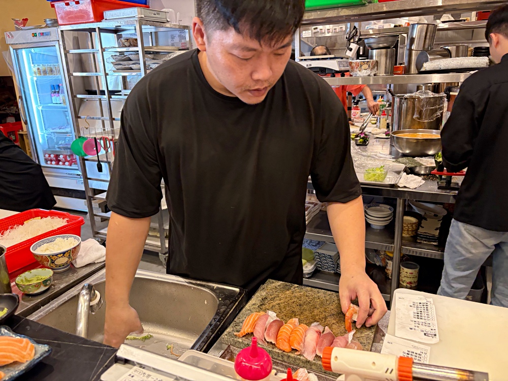 便宜大碗生魚片丼飯，大家點滿一大桌，生魚片、握壽司、鰻魚是招牌！ @趙先生吃飯
