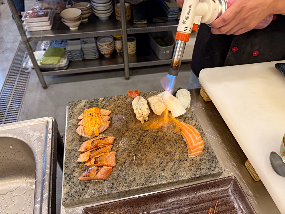 便宜大碗生魚片丼飯，大家點滿一大桌，生魚片、握壽司、鰻魚是招牌！ @趙先生吃飯