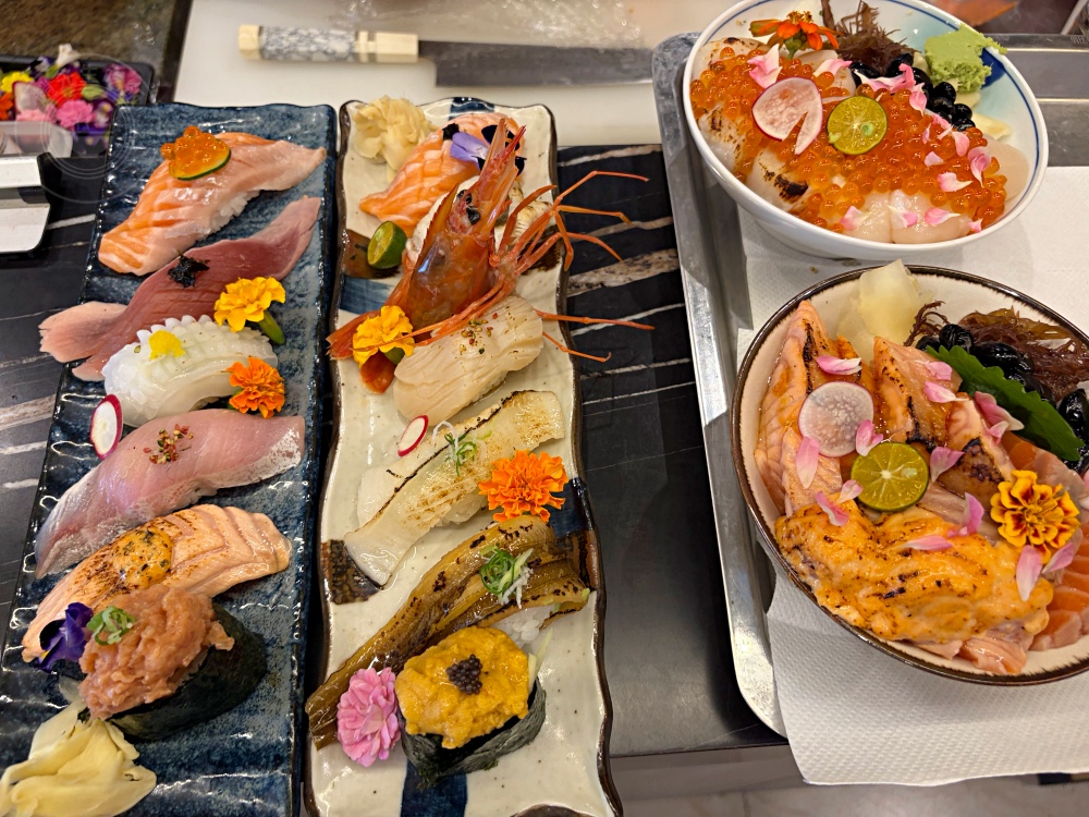 便宜大碗生魚片丼飯，大家點滿一大桌，生魚片、握壽司、鰻魚是招牌！ @趙先生吃飯