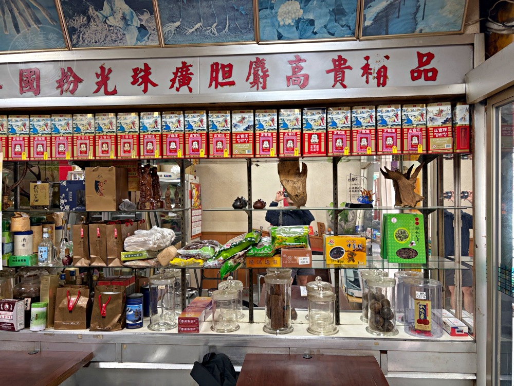 是傳統中藥行老店，大家卻都來吃藥燉排骨跟土虱，麵線也是一流！ @趙先生吃飯