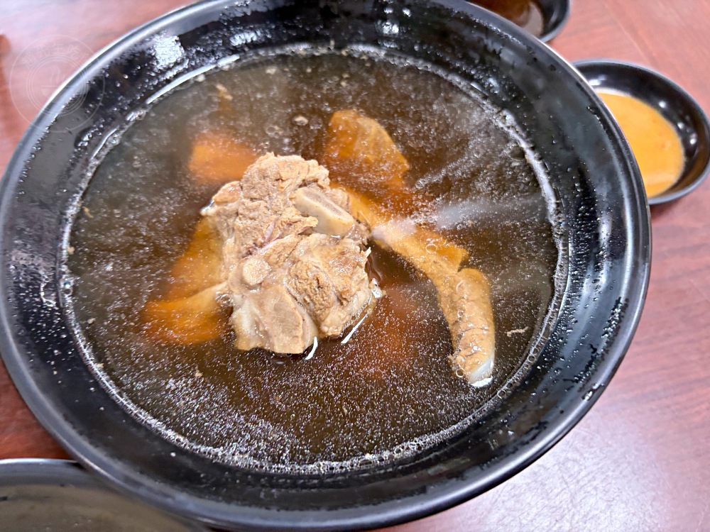 是傳統中藥行老店，大家卻都來吃藥燉排骨跟土虱，麵線也是一流！ @趙先生吃飯