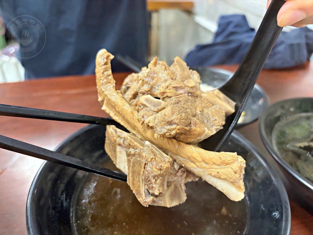 是傳統中藥行老店，大家卻都來吃藥燉排骨跟土虱，麵線也是一流！ @趙先生吃飯