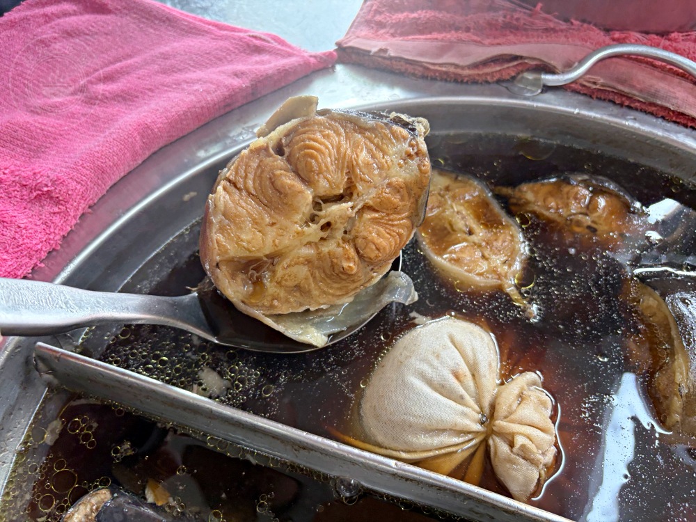 是傳統中藥行老店，大家卻都來吃藥燉排骨跟土虱，麵線也是一流！ @趙先生吃飯