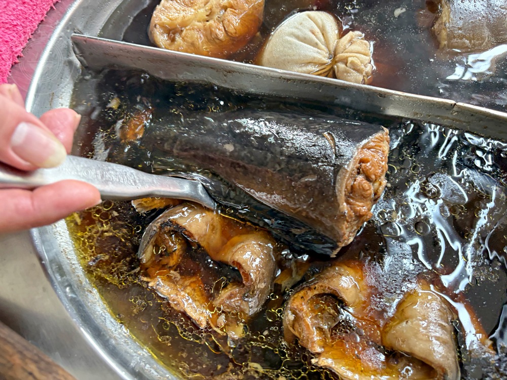 是傳統中藥行老店，大家卻都來吃藥燉排骨跟土虱，麵線也是一流！ @趙先生吃飯