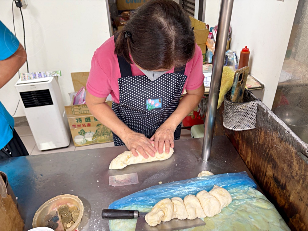 挑戰全台最便宜又好吃餡餅!一塊35元,內餡超多,豬肉、高麗菜、紅豆 @趙先生吃飯 挑戰全台最便宜又好吃餡餅!一塊35元,內餡超多,豬肉、高麗菜、紅豆 @趙先生吃飯