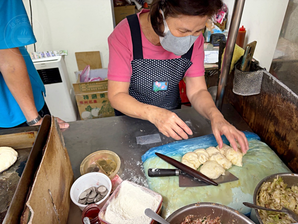 挑戰全台最便宜又好吃餡餅！一塊35元，內餡超多，豬肉、高麗菜、紅豆 @趙先生吃飯