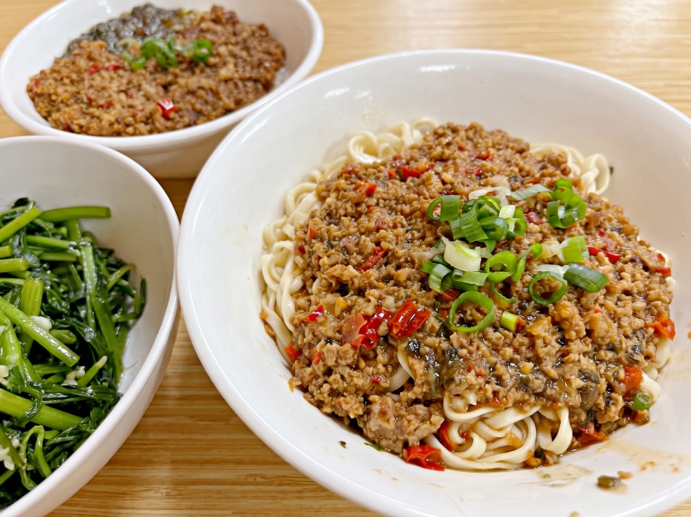 很多人沒聽過三色飯，很多人吃過就很難吃別家，皮蛋肉醬麵也是招牌！ @趙先生吃飯
